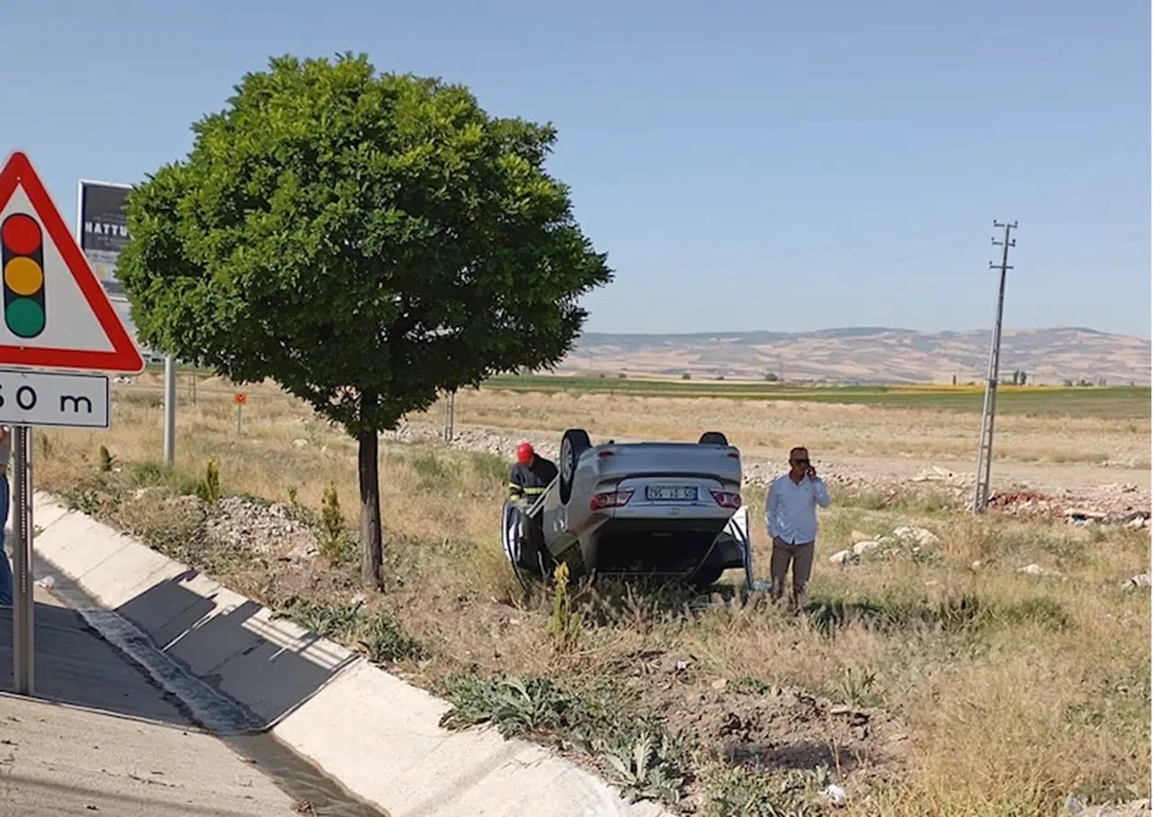 Amasya'da devrilen otomobilin sürücüsü yaralandı