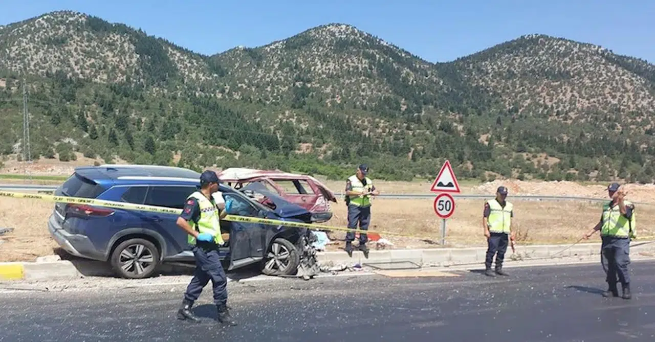 Kavşakta otomobiller çarpıştı: 2 ölü, 2 yaralı 