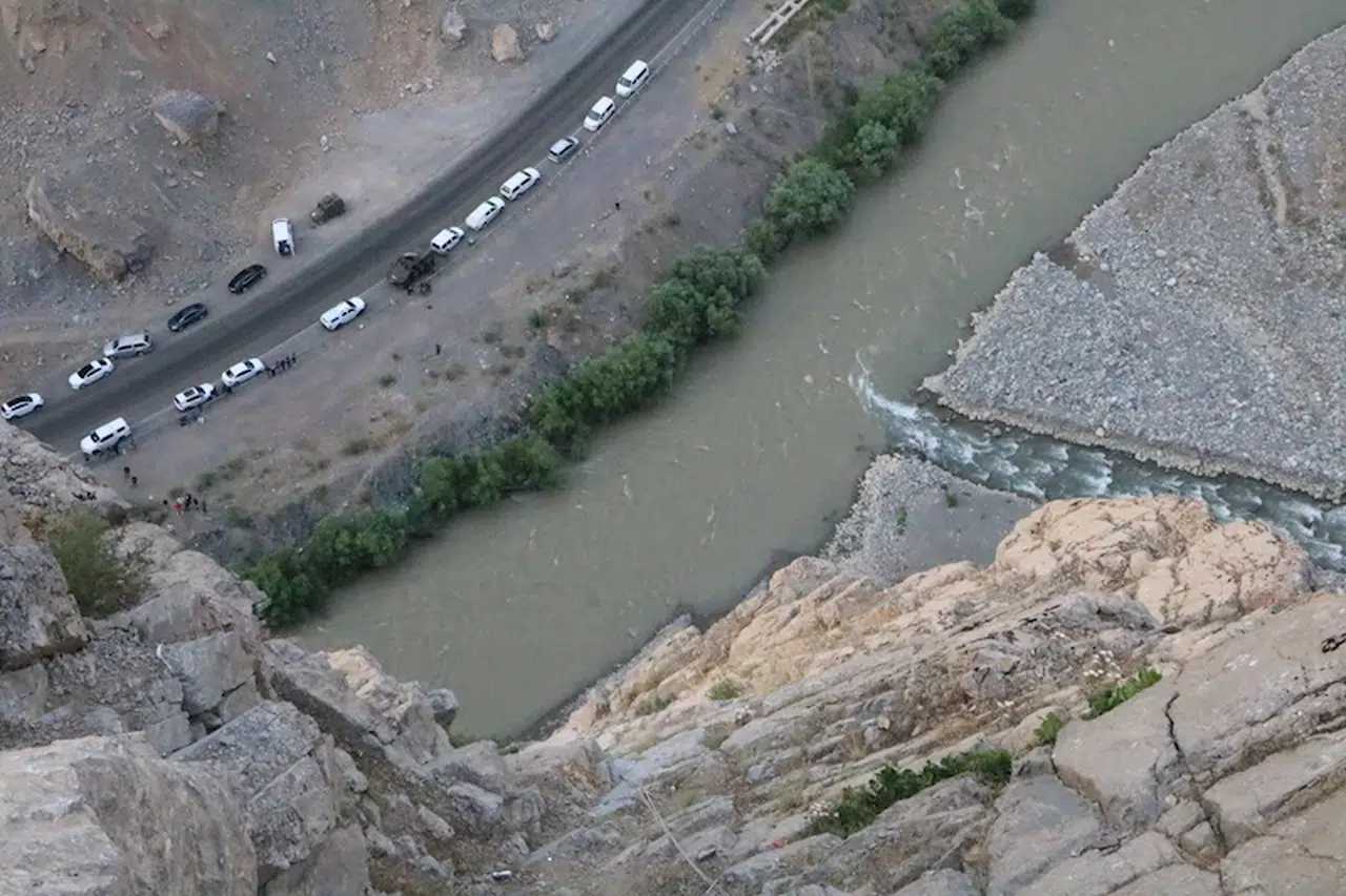 Seyir terasından atlayan Kübra'nın Zap Suyu'nda cansız bedeni bulundu