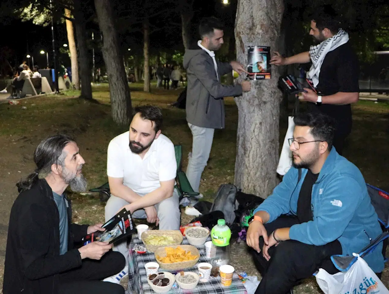 Kampüse bir gecede 180 bin afiş asıp, gençleri İsrail'i protestoya davet ettiler