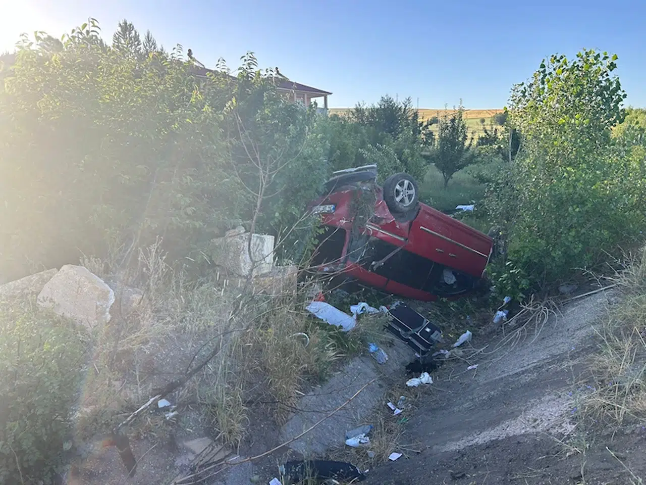 Sivas'ta hafif ticari araç, şarampole devrildi: 1'i ağır, 6 yaralı