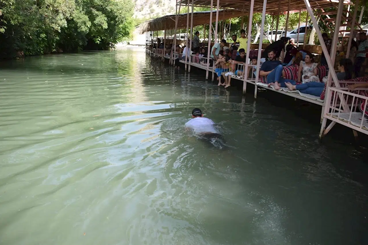 Antalya’dan ziyaret için geldiği Beyazsu Vadisi’ndeki akarsuya dalıp, dipteki çöpleri topladı
