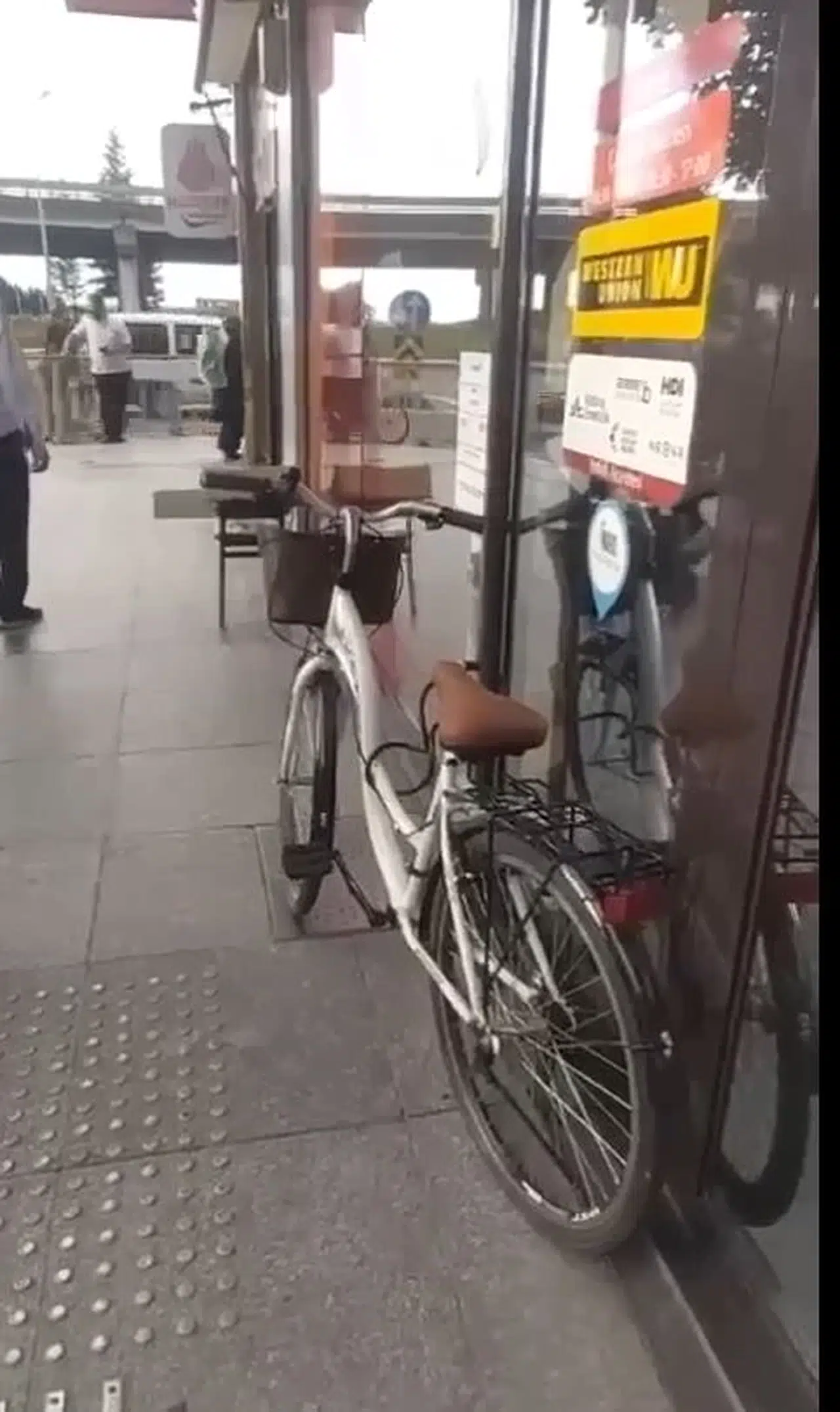 Banka kapısına bisikleti kilitleyince, personel mahsur kaldı
