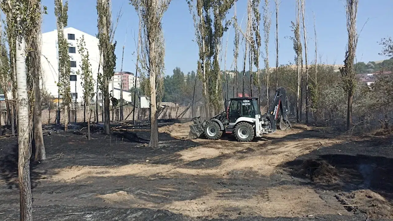 SİVAS 'ta örtü yangınında 2 kamyon ve 4 deprem konteyneri yandı (VİDEO EKLENDİ) 