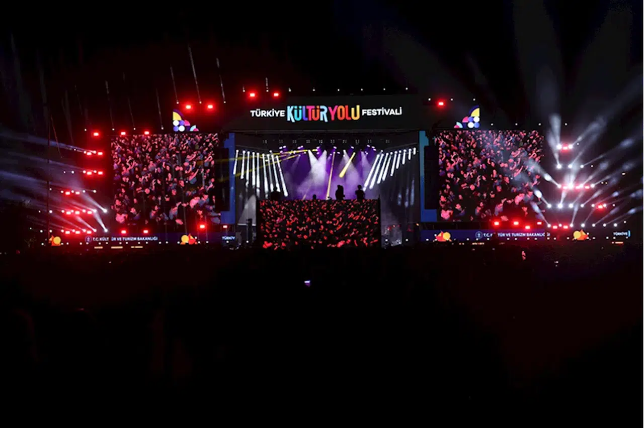 Şarkıcı Sinan Akçıl "Trabzon Kültür Yolu Festivali"nde sahneye çıktı