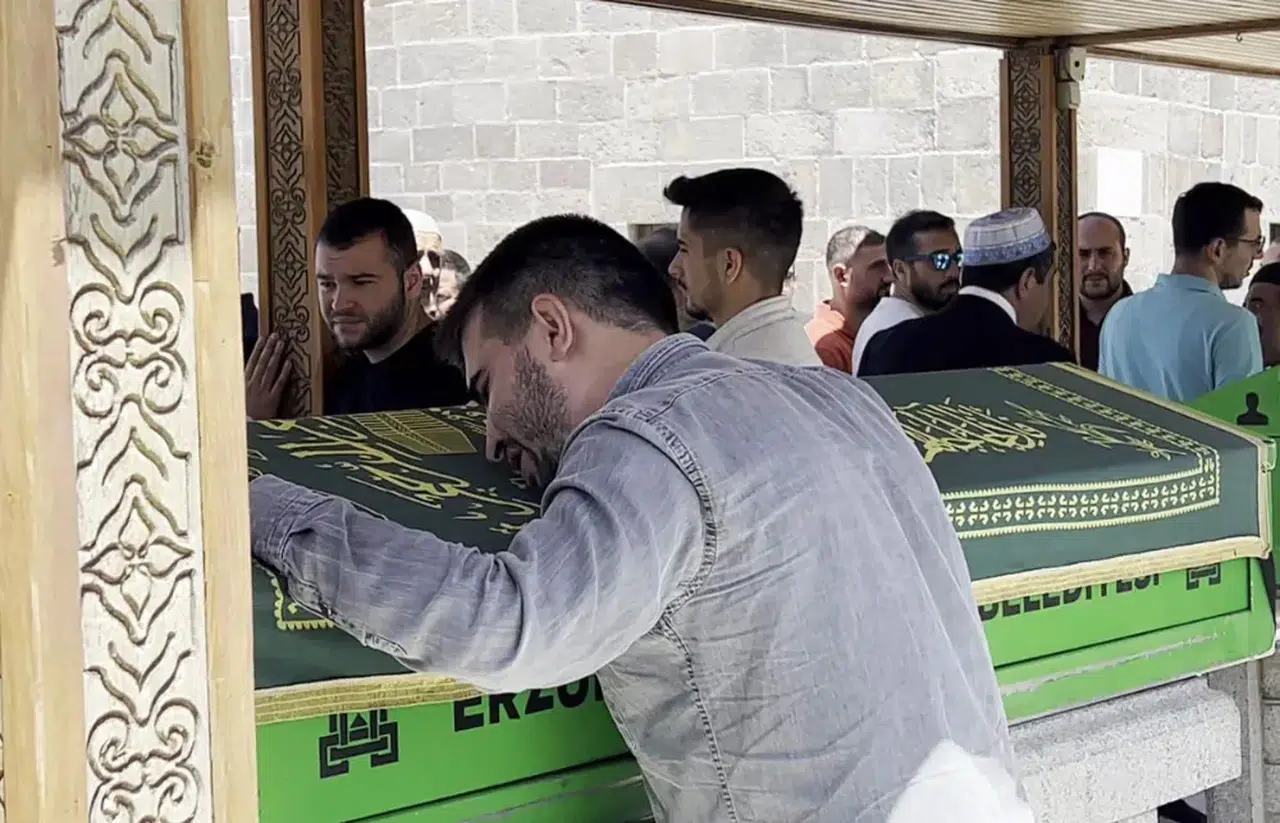 Erzurum'da oyun oynarken otomobilin altında kaldı