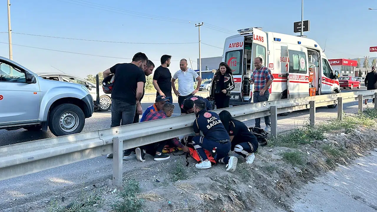 Dönüş yapan otomobille motosiklet çarpıştı; 2 yaralı