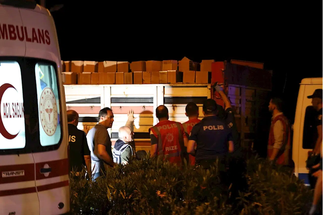 Rize'de tuğla taşıyan tırın dorsesinde 30 düzensiz göçmen yakalandı