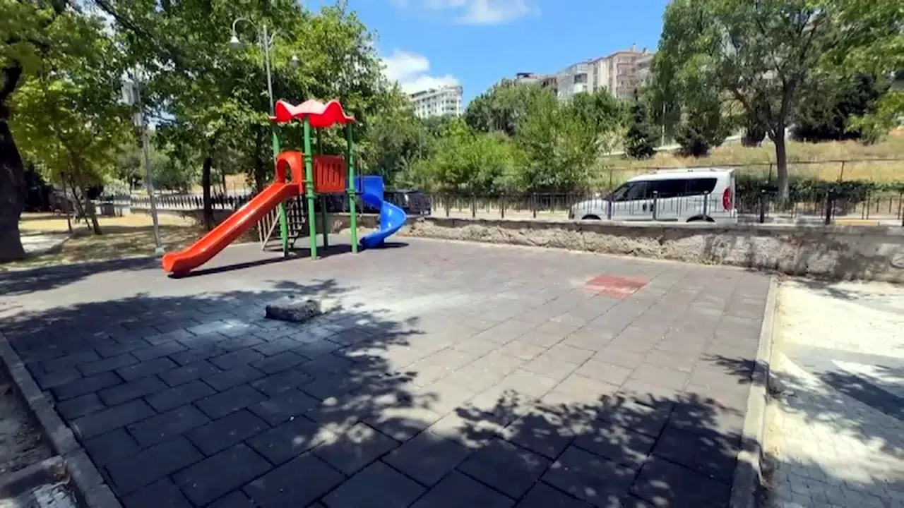 İstanbul- Avcılar'da parkta salıncak devrildi; 1 çocuk yaralandı