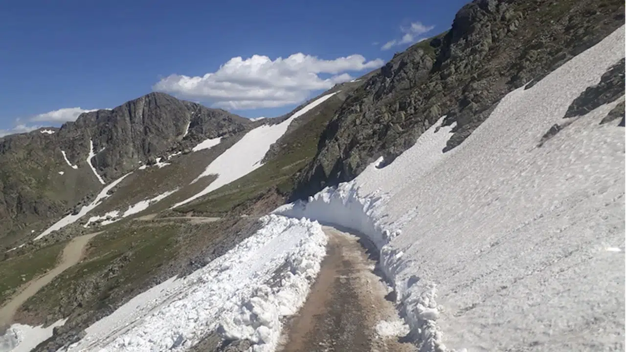 Trabzon'da yüksek rakımlı yerlerde karla mücadeleye devam edildi