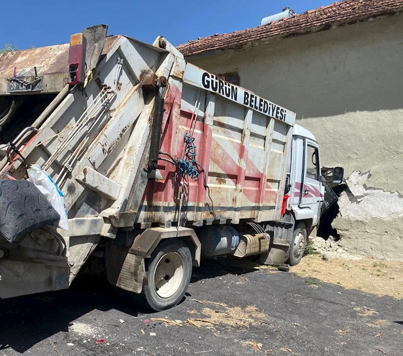 Sivas'ta çöp kamyonu evin duvarına çarptı: 3 yaralı