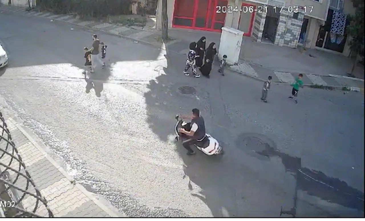 İstanbul- Sultanbeyli'de motosiklet sürücüsü, baba ve 2 çocuğuna çarptı