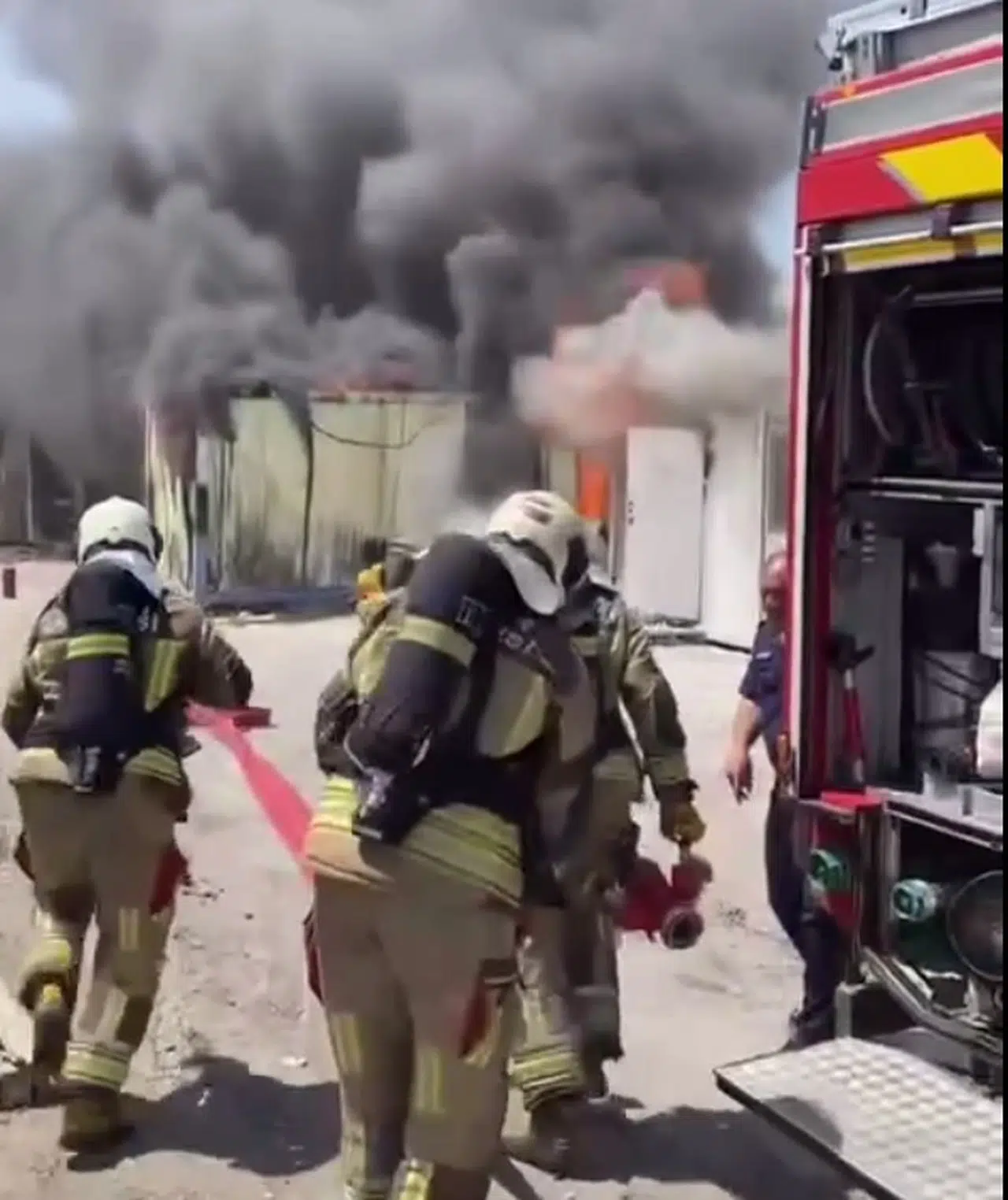 Ankara'da şantiyede işçilerin kullandığı konteynerler yandı