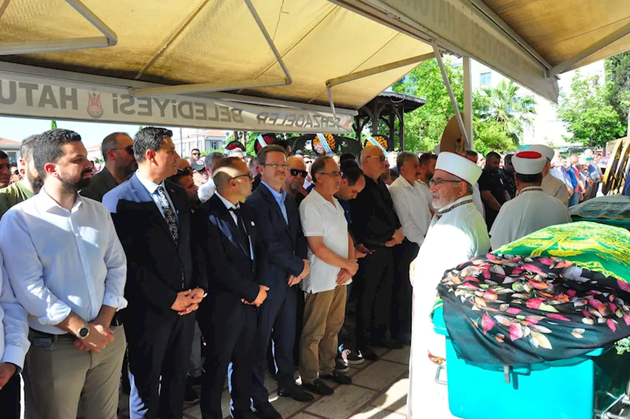 Eski Bakan Rıza Akçalı'nın vefat eden eşi toprağa verildi