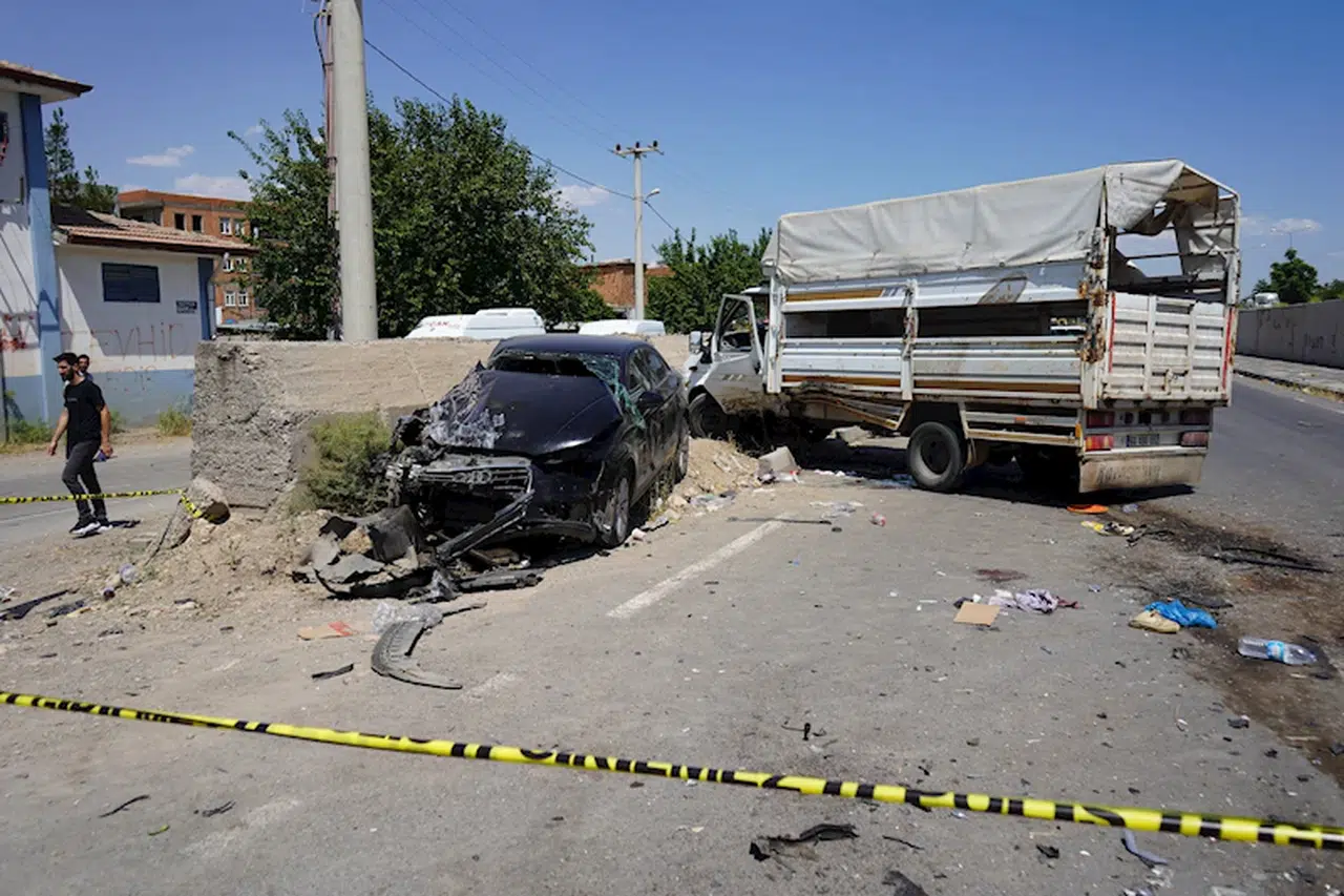 Tarım işçilerini taşıyan kamyonet ile otomobil çarpıştı: 1'i ağır, 5 yaralı