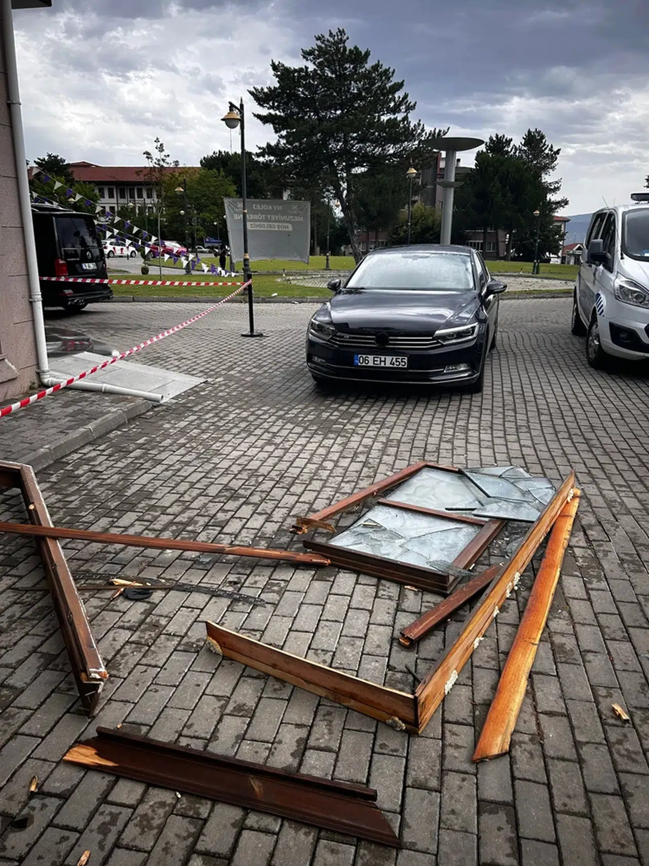 Karabük'te rüzgar nedeniyle yerinden çıkan pencerenin düşme anı araç kamerasında