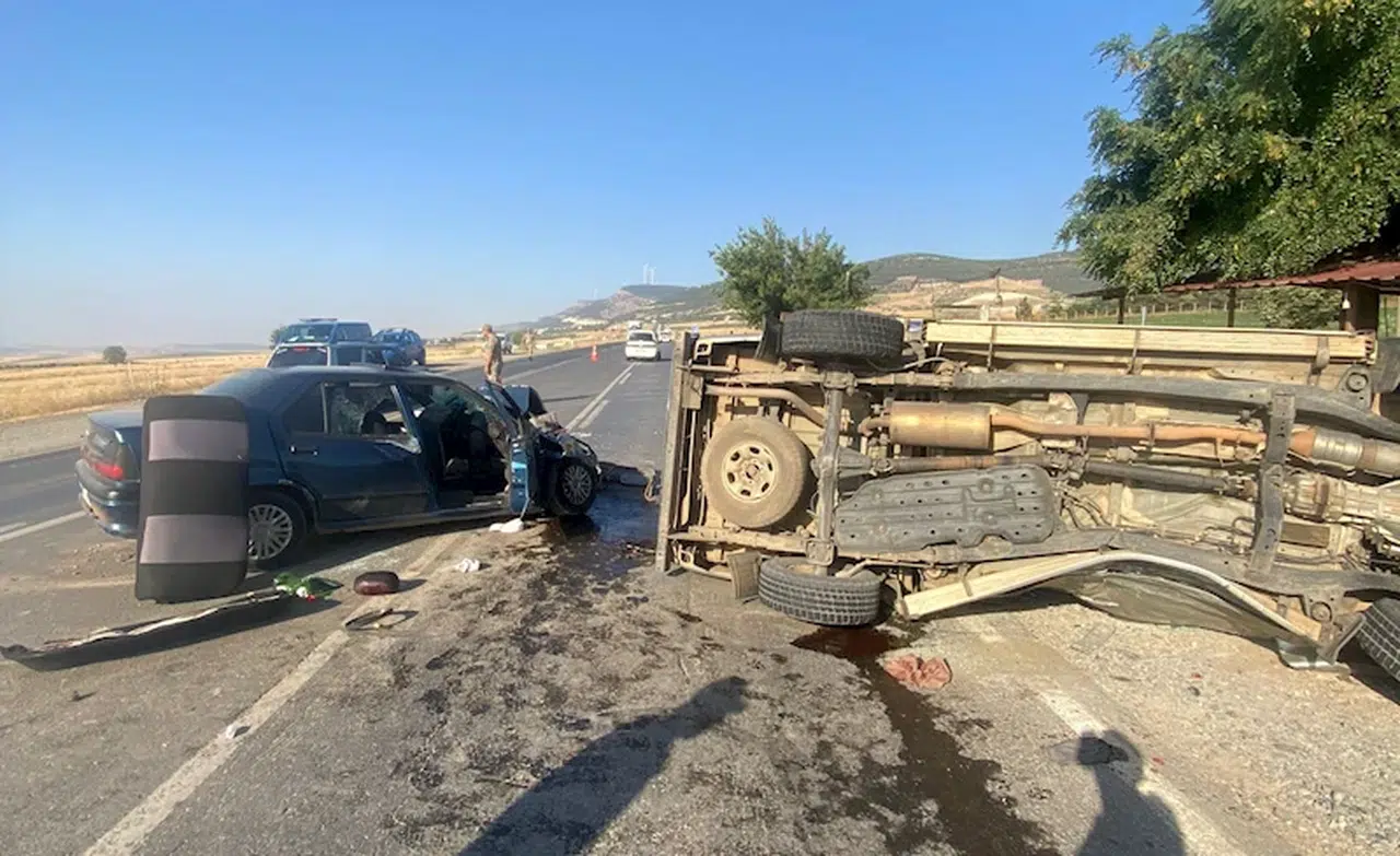 Gaziantep’te, kamyonet ile otomobil çarpıştı: 4 yaralı