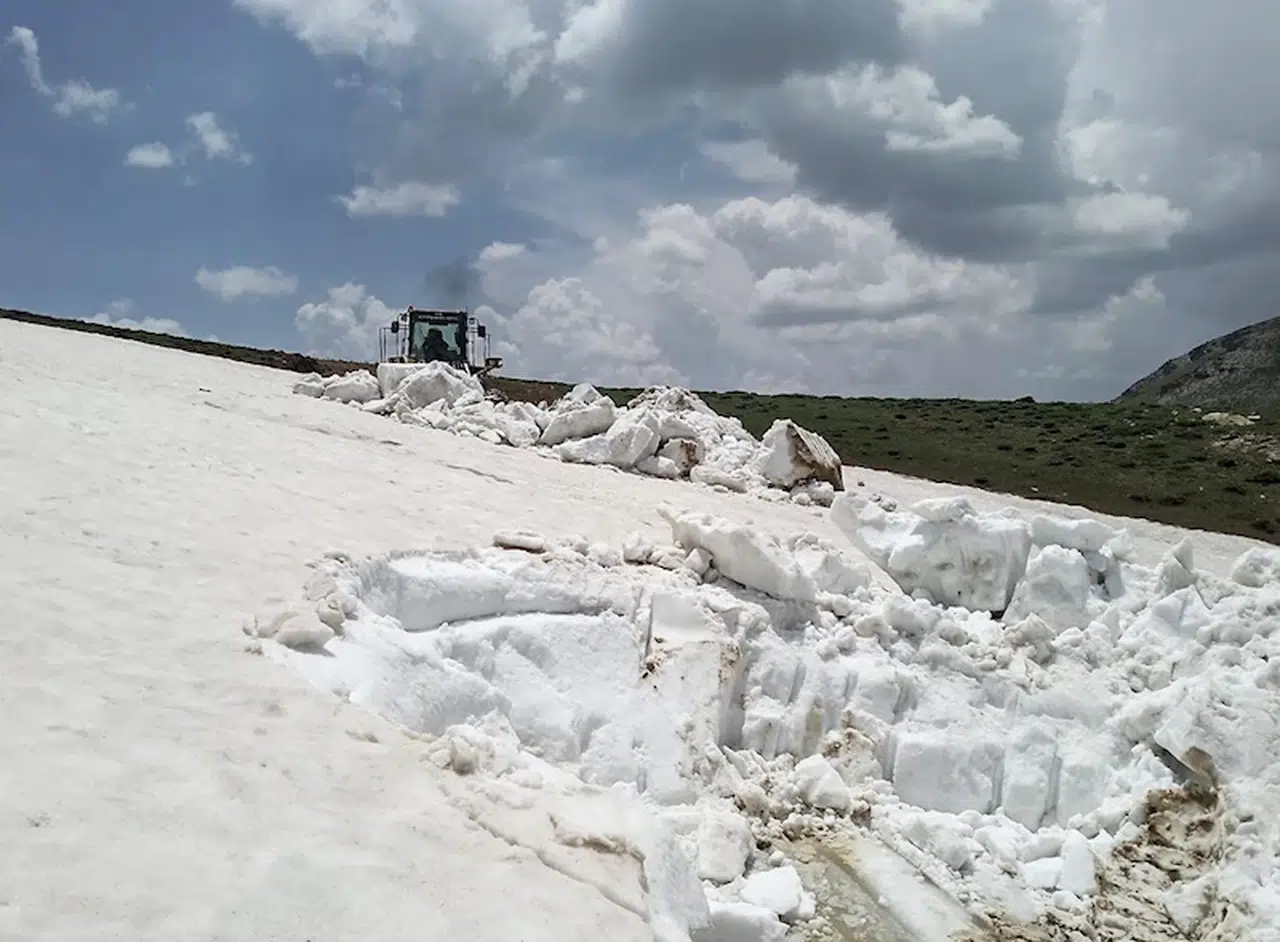 Van'da haziran ayında karla mücadele çalışması