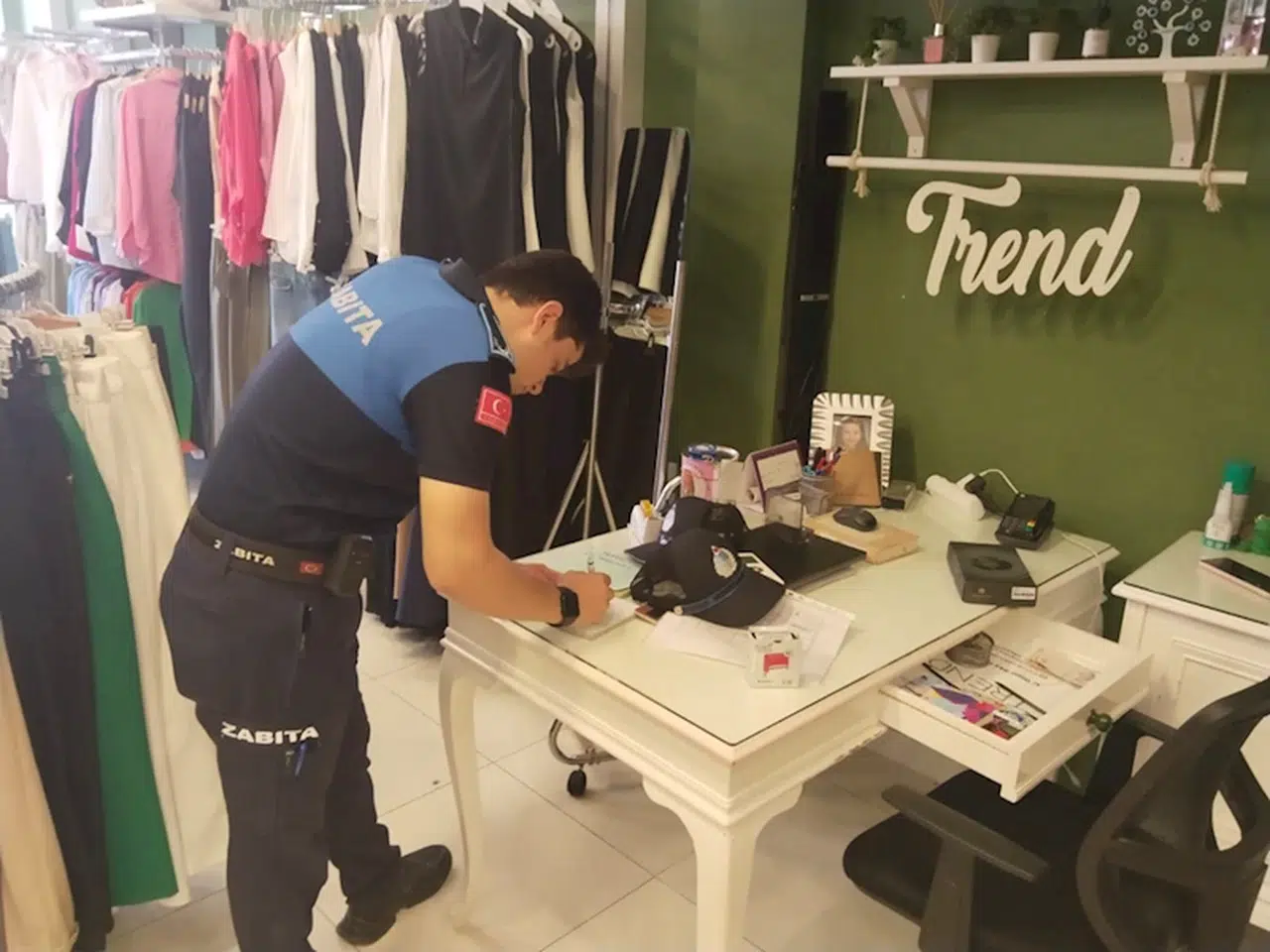 Bafra'da zabıtadan iş yerlerine ruhsat denetimi