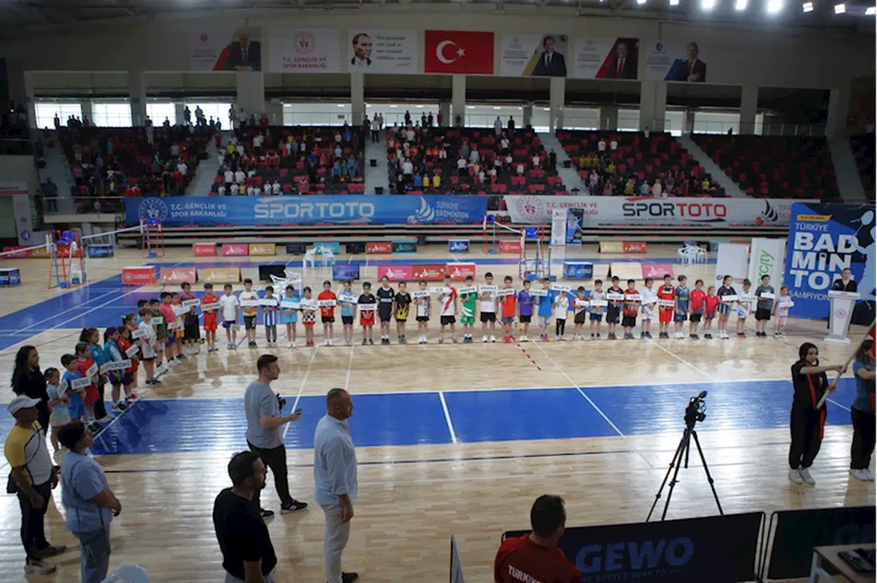 9-11 Yaş Altı Badminton Türkiye Şampiyonası Çorum'da başladı