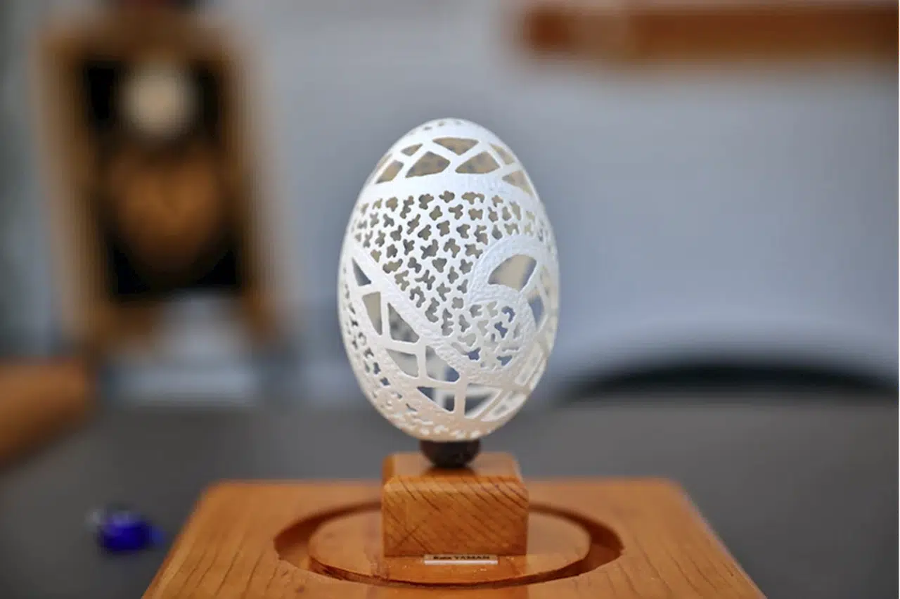 Yumurta kabuklarına "sanatın en kırılgan halini" işliyor