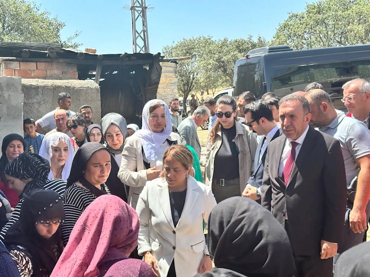 Aile ve Sosyal Hizmetler Bakan Yardımcısı Sevim Sayım Madak, yangın bölgesine taziye ziyaretinde bulundu