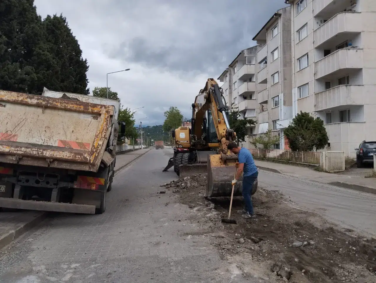 Beşikdüzü'nde Yol Kalitesi Artıyor: Asfaltlama Çalışmaları Sürüyor