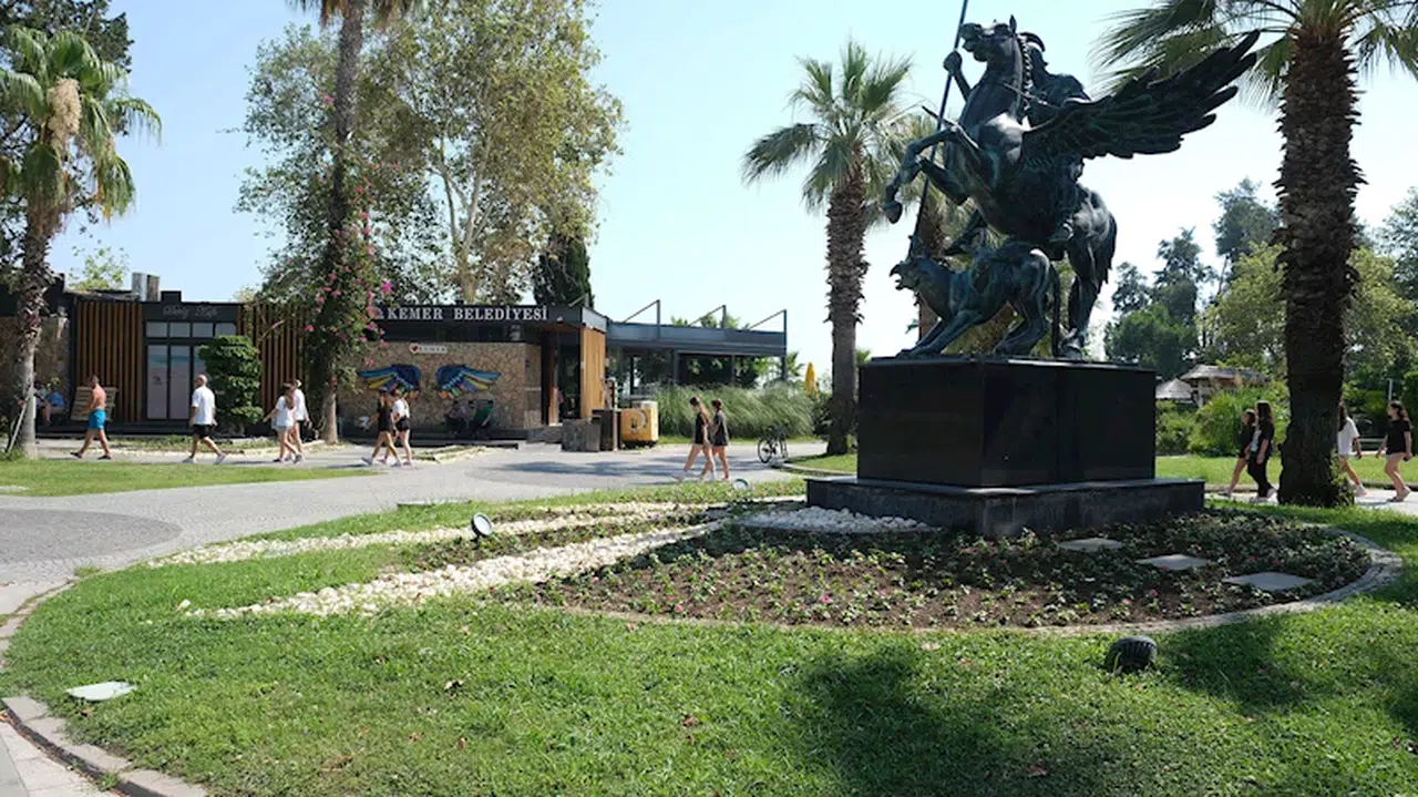 Kemer'de mevsimlik çiçekler ekiliyor