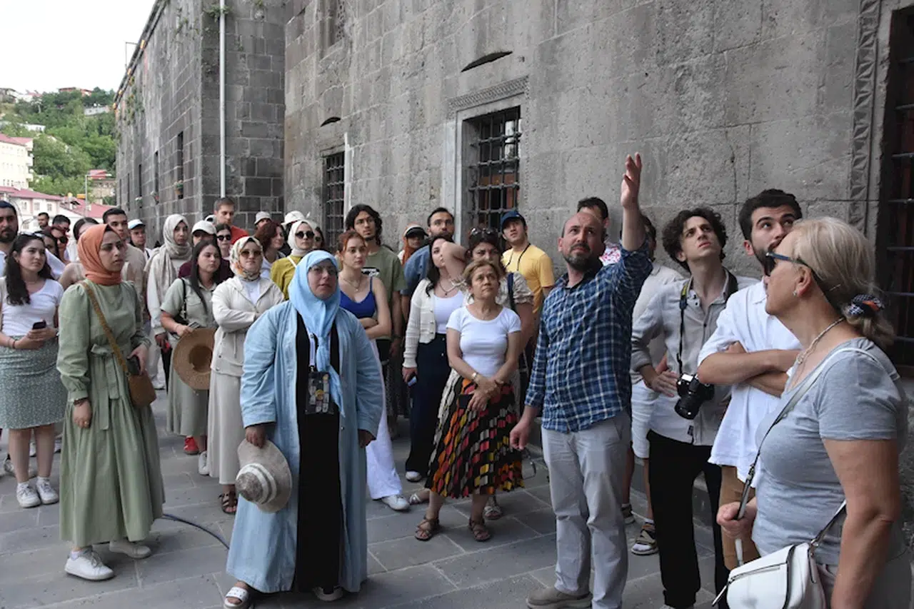 Turistik Tatvan Treni'nin yolcuları Bitlis’te tarihi mekanları gezdi