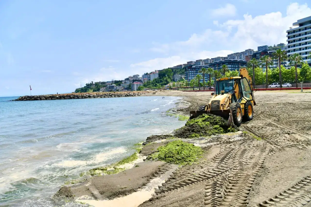 Trabzon Büyükşehir Belediyesi'nden Yalıncak Plajı’na Büyük Temizlik