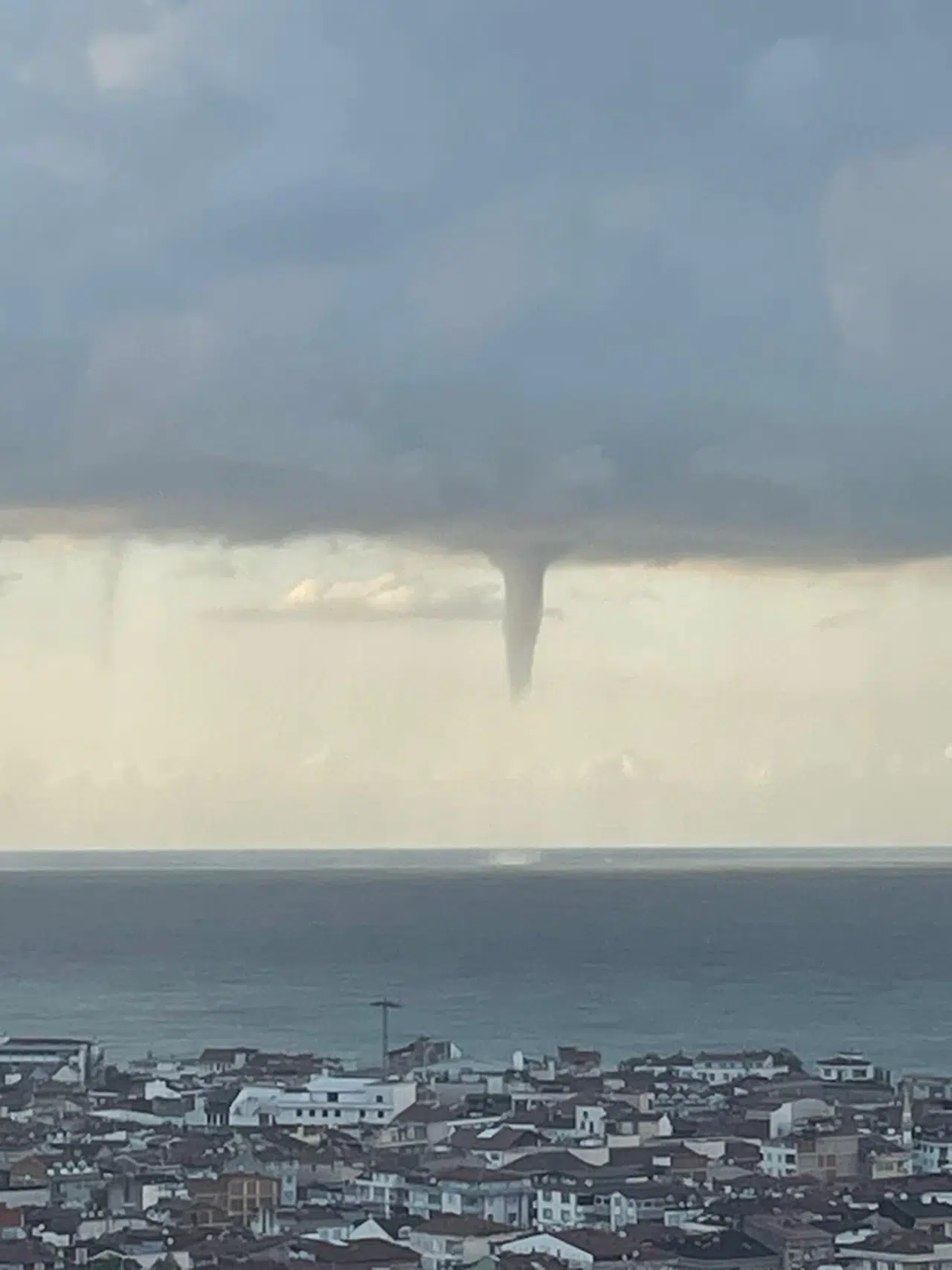 Ordu'da denizde çıkan hortum cep telefonuyla görüntülendi