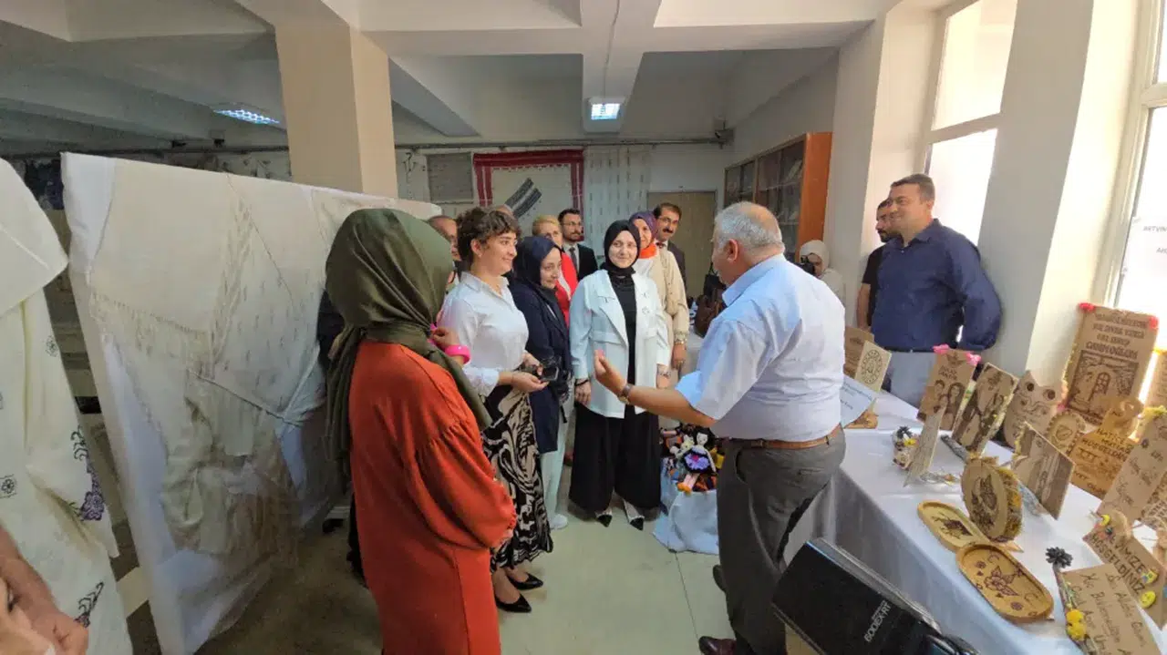 Artvin Halk Eğitimi Merkezi'nden Yıl Sonu Sergisi