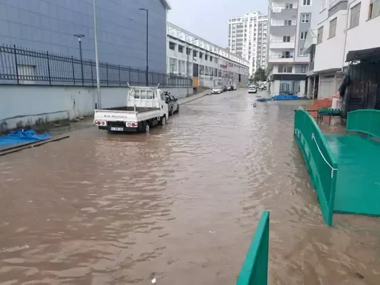 Rize'de sağanak, taşkın ve heyelanlara neden oldu