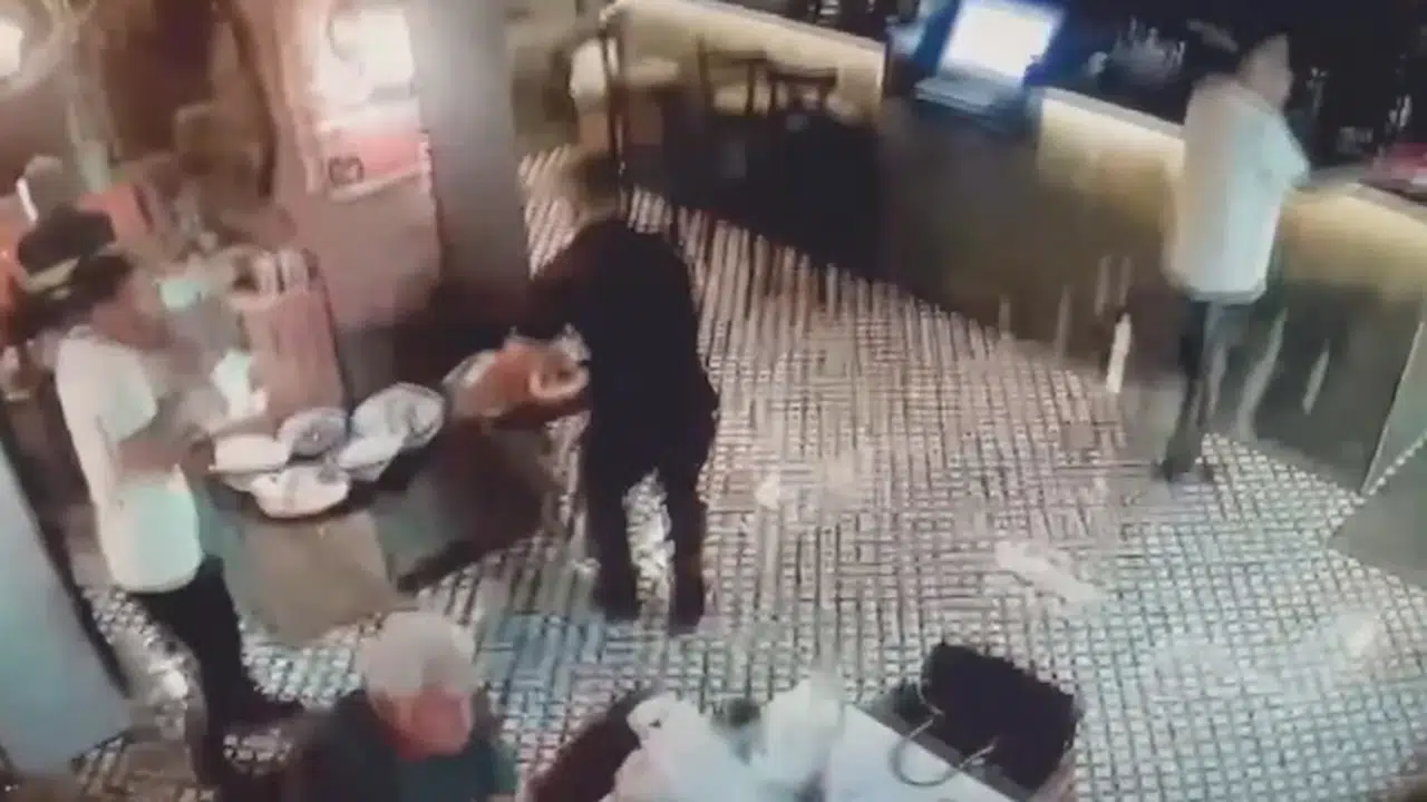 İstanbul-Kadıköy'de restoranın asma tavanının çöktüğü anlar kamerada