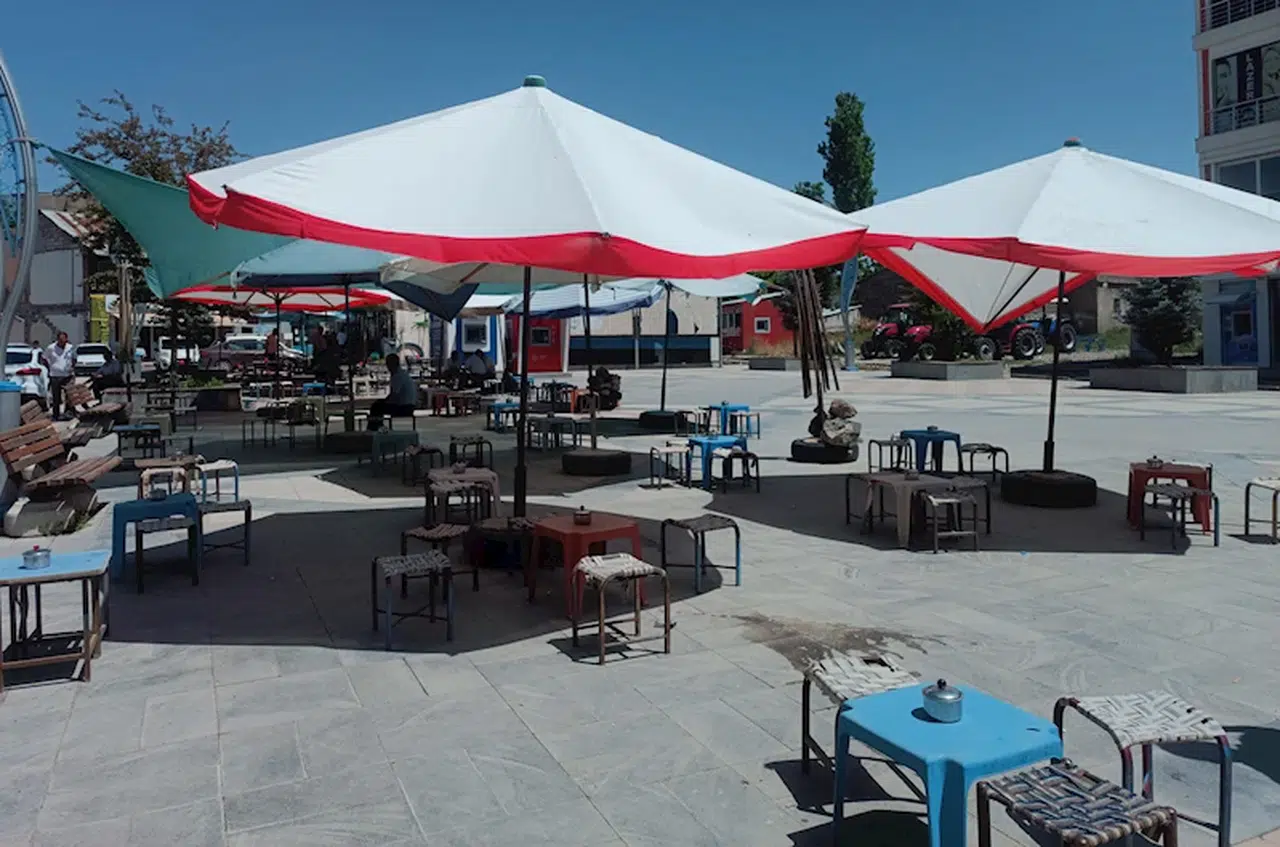 Kavgada başına sandalye ile vurulan 3 çocuk babası kurtarılamadı