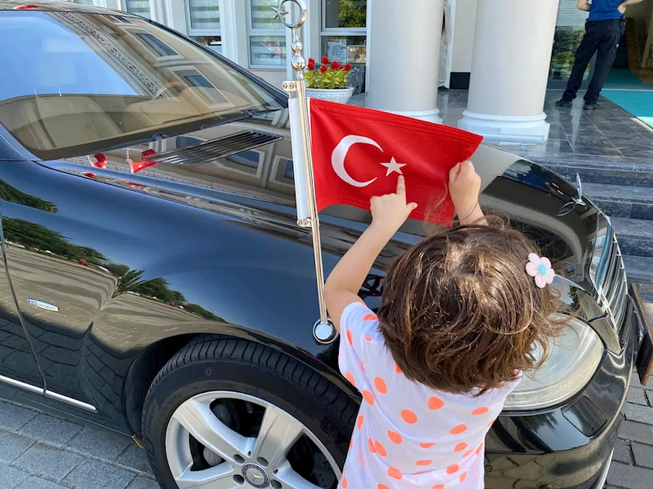 Düzce'de 2 küçük kardeşin, makam aracındaki Türk bayrağını öpmesi kameraya yansıdı