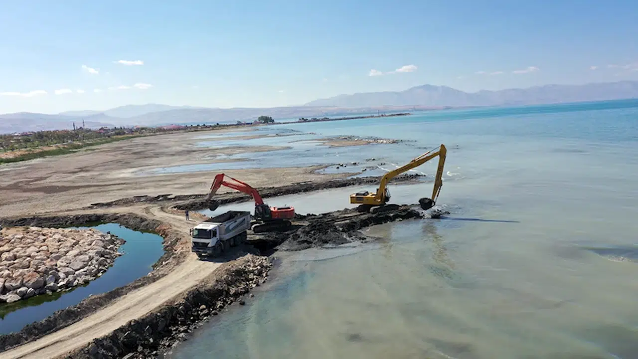 Van Gölü'nden 1 milyon 700 bin metreküp dip çamuru çıkarıldı; hedef 5 milyon metreküp
