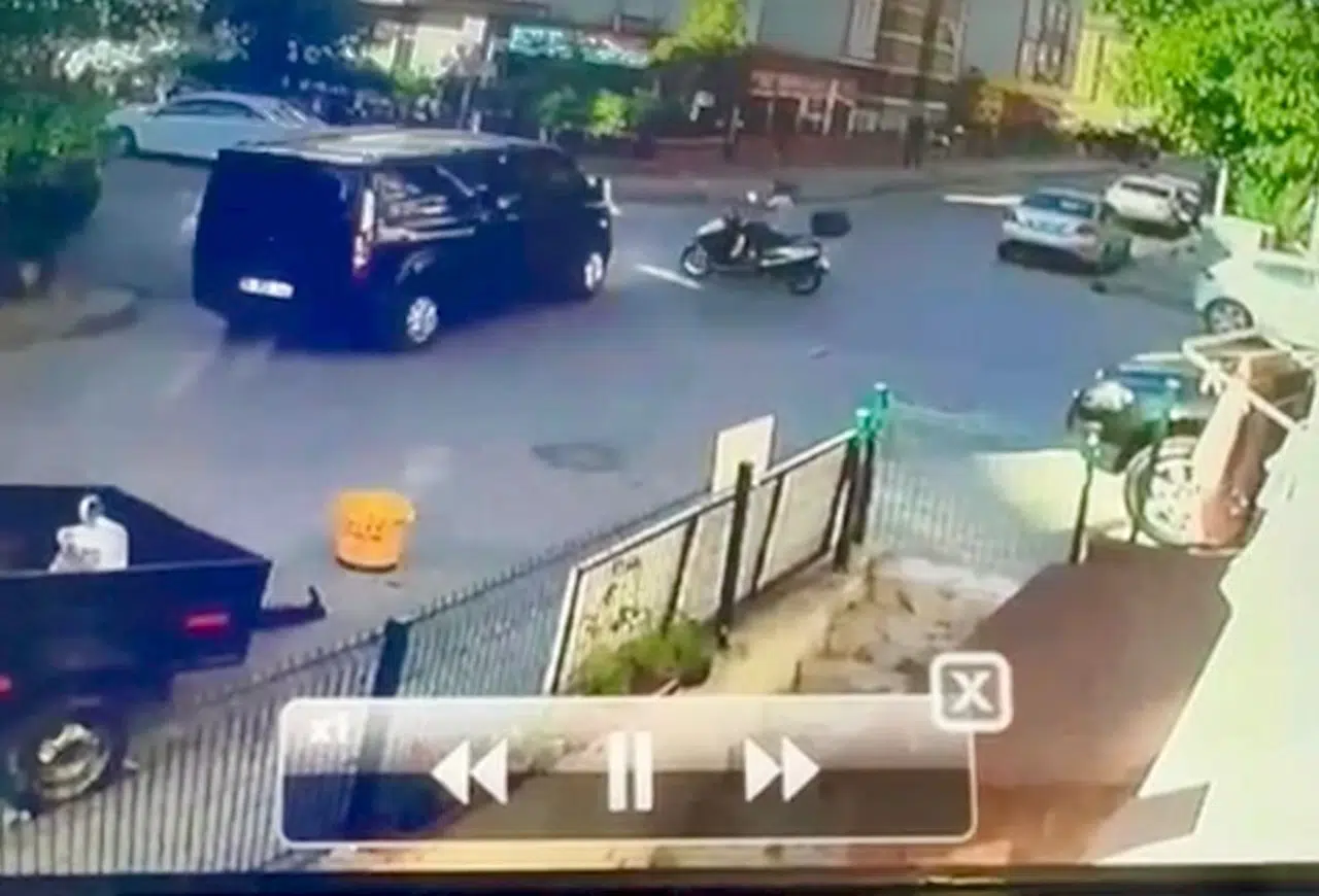 Minibüs ile motosikletin çarpıştığı kaza kamerada; 1 yaralı