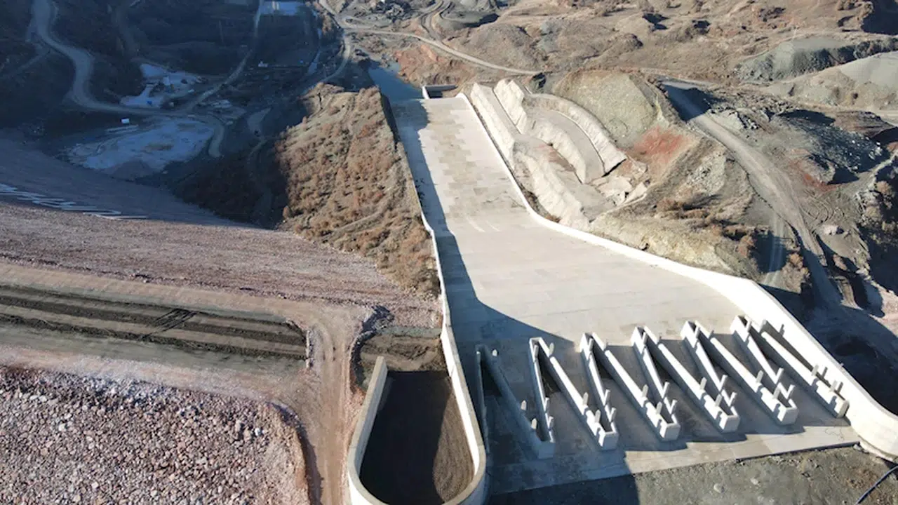 Türkiye'de dar alanda uyguladığı ilk labirent tipi dolusavak barajı tamamlandı