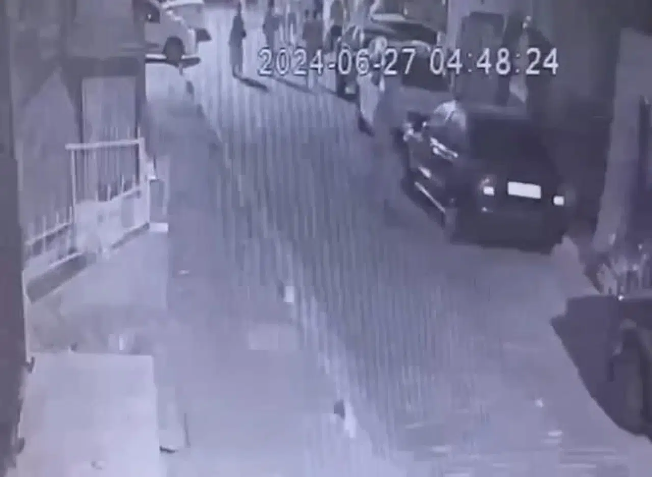 İstanbul - Bahçelievler'de 4 katlı binadaki çökme kamerada