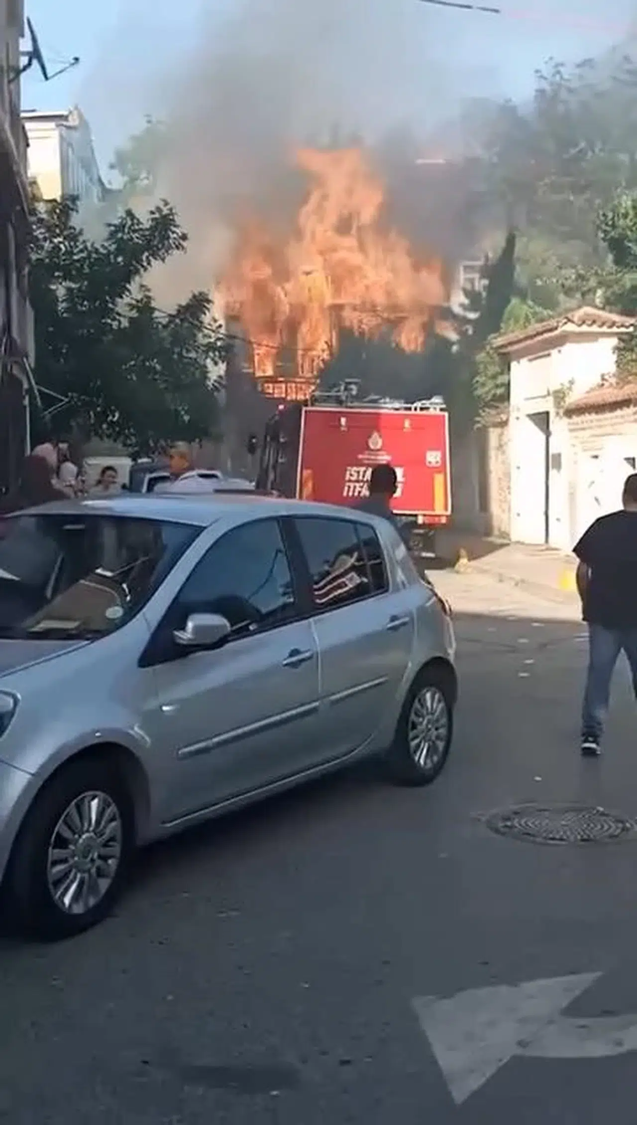 İstanbul - Fatih'te ahşap bina yangını - 1
