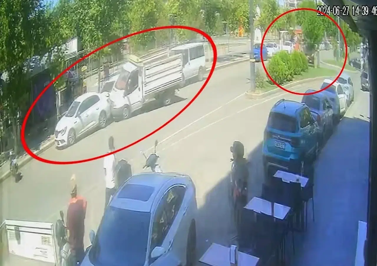 Kazada savrulan kamyonet, park halindeki 2 otomobil ile motosiklete çarptı