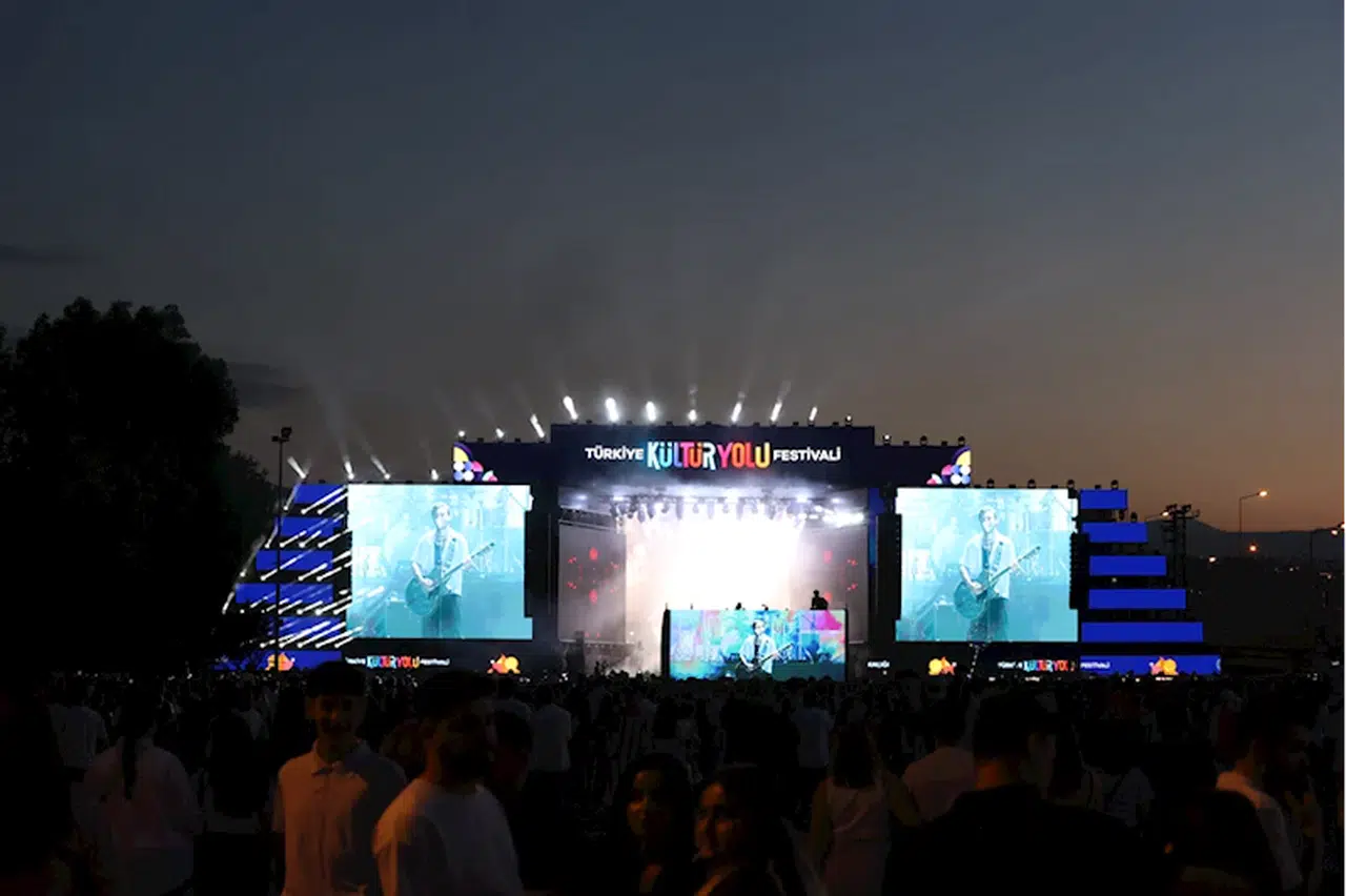 Şarkıcı Buray, Trabzon'da konser verdi