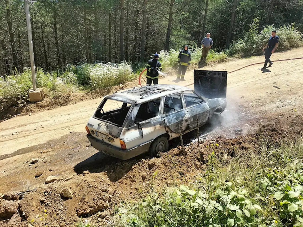 Vezirköprü'de yangın çıkan araç kullanılmaz hale geldi