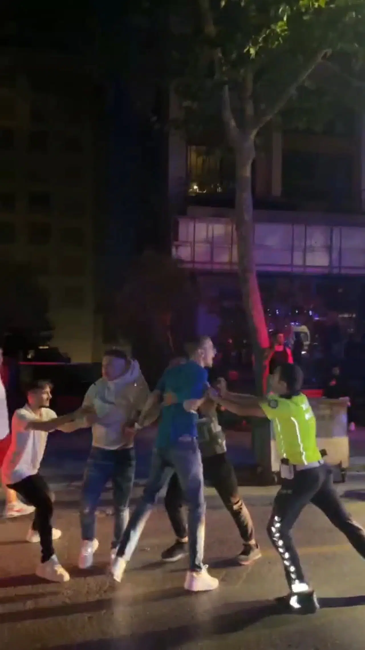 İstanbul- Kadıköy'de 2 kişinin yaralandığı kaza sonrası çıkan kavga kamerada