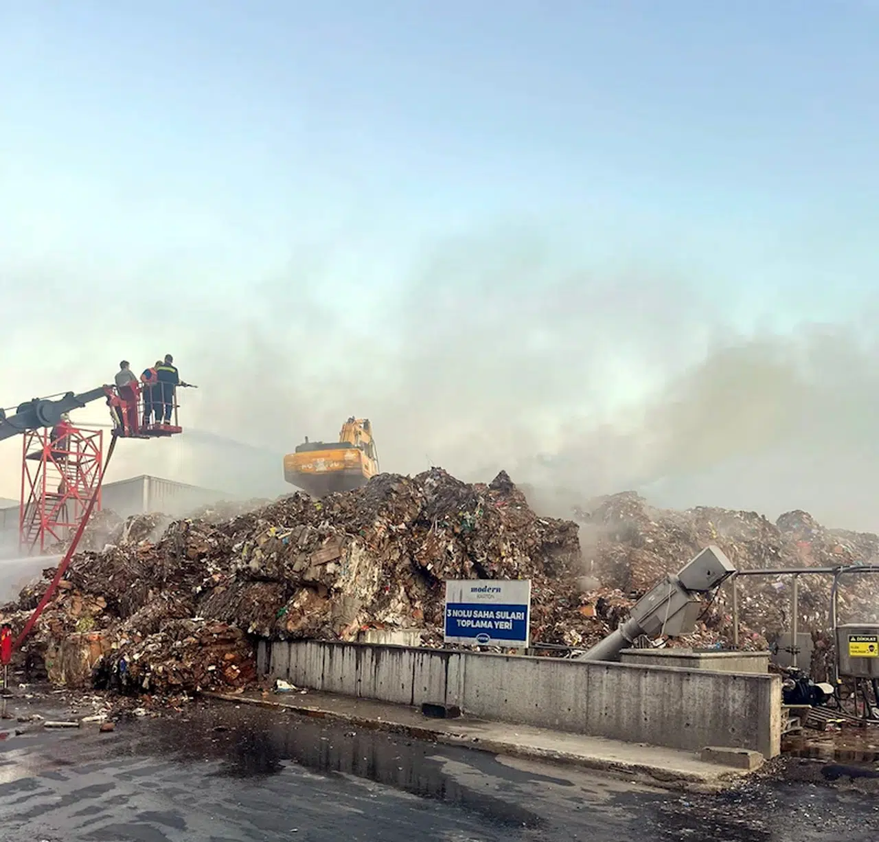 Tekirdağ'da, fabrikanın hurda kağıt bölümünde çıkan yangın söndürüldü