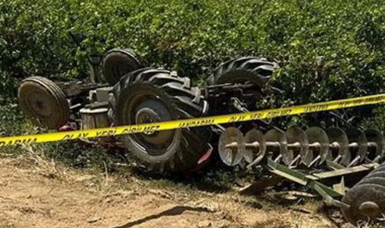 Devrilen traktörün altında kalan sürücü öldü