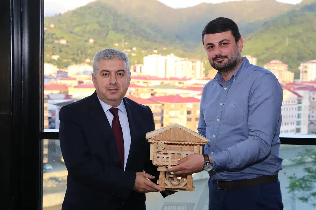Arhavi'de Protokol Üyelerine Teşekkür ve Maket Serender Hediyeleri
