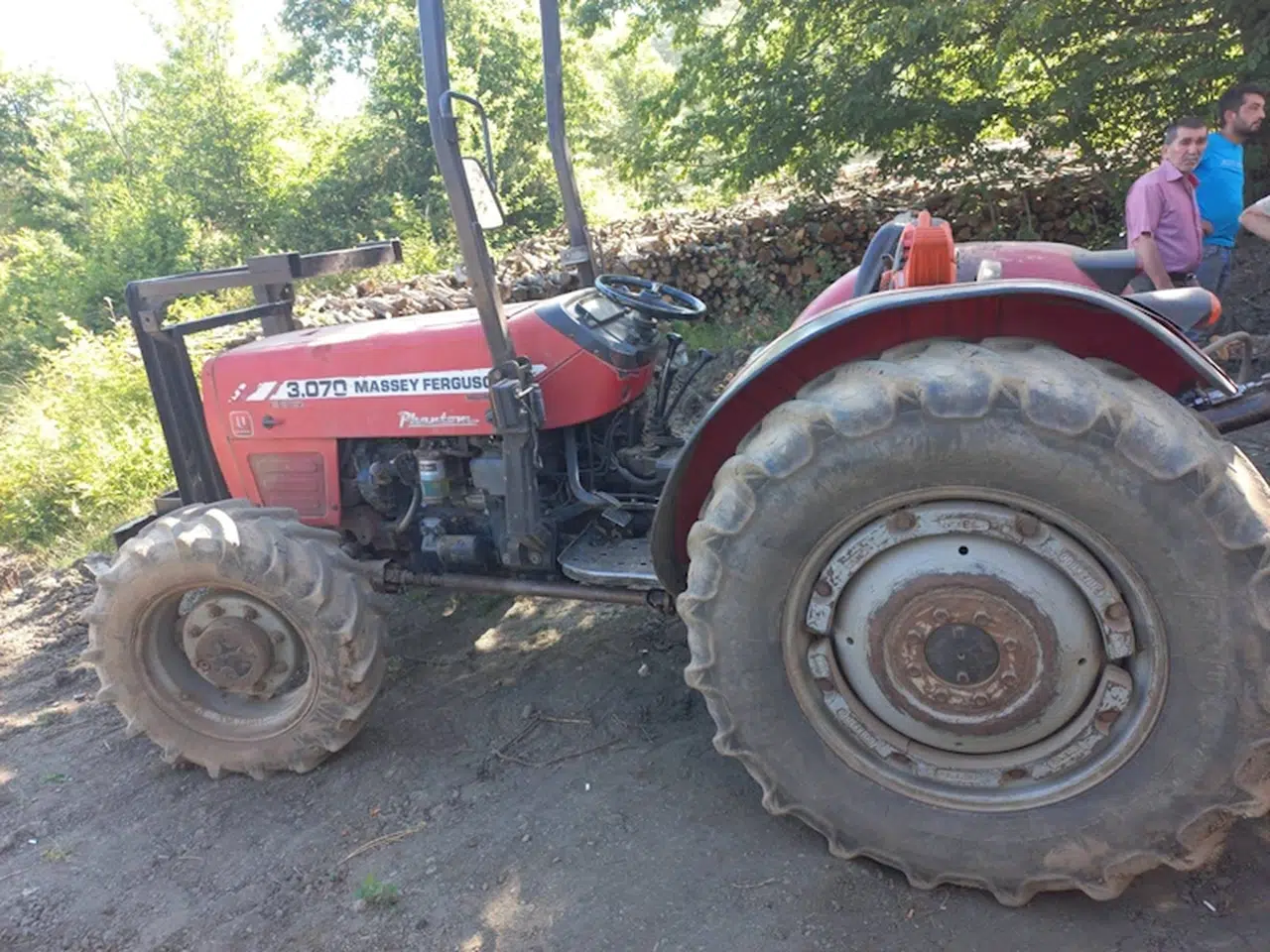 Orman işçilerini taşıyan traktör devrildi; 1’i ağır, 4 yaralı
