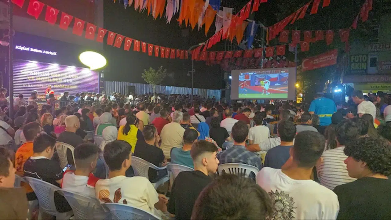 Sakarya, Karabük ve Düzce'de vatandaşlar, milli maç heyecanını dev ekranların başında yaşadı